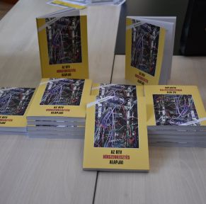 Fontos szakmai kiadvánnyal gazdagodott az MTTK könyvtára